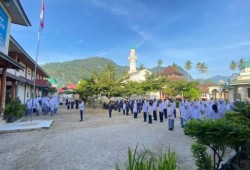 Pengabdian Puluhan Tahun Tuntas, Kanwil Kemenag Sumbar Lepas Dua ASN Purna Tugas